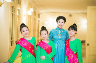 Hoa hậu Ngọc Hân diện áo dài cung đình làm MC