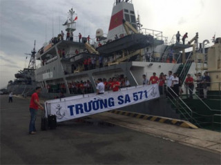 Hoa hậu Nguyễn Thị Huyền nhí nhảnh ở Trường Sa