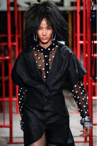 Hoàng Thuỳ ấn tượng trong show của KTZ sau 2 lần trượt casting