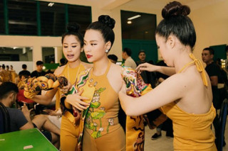 Hoàng Thùy Linh đẹp lạ lùng với áo yếm “Bánh trôi nước”