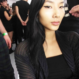 Hoàng Thùy tiếp tục “công phá” sàn diễn London Fashion Week