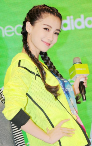 Huỳnh Hiểu Minh làm trợ lý đưa Angela Baby đi sự kiện