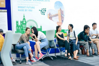 Kha Mỹ Vân khoe chân dài khi casting The Fashion Show