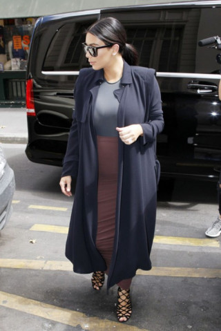Kim “siêu vòng 3” bị chỉ trích vì mặc váy quá bó khi có bầu