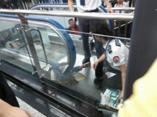 Kinh hoàng: Một em bé ở TQ chết do tai nạn thang cuốn