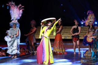 Lan Khuê mặc áo tứ thân thi tài năng tại Miss World