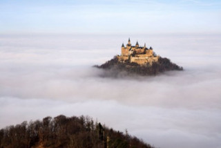 Lâu đài tráng lệ giữa biển mây