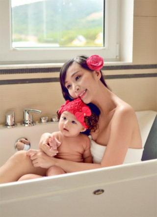 Lê Kiều Như vui đùa với con gái trong bồn tắm