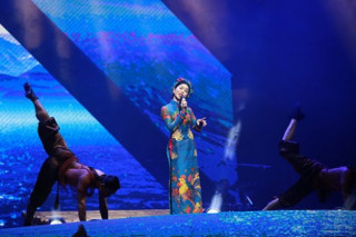 Lệ Quyên bất ngờ trước khả năng MC của Đức Hùng
