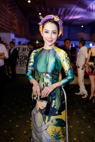 Linh Nga mặc áo dài gấm lung linh khoe sắc