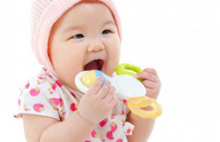 Lợi - hại khi dùng miếng cắn răng cho bé.