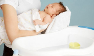 Lưu ý “sống còn” phải nhớ khi tắm cho trẻ sơ sinh