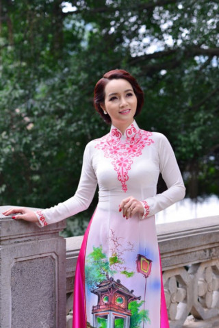 Mai Thu Huyền hút hồn mọi ánh nhìn với tà áo dài