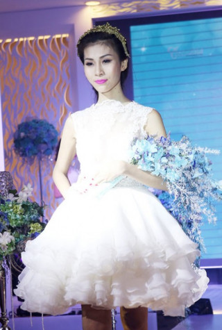 Mẫu chuyển giới diện váy cưới kiêu sa trên sàn catwalk