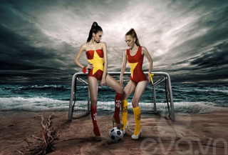 Mẫu ngoại diện áo tắm cờ Việt ‘tiếp lửa’ World Cup