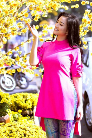 Maya xinh đẹp rạng ngời trên phố xuân