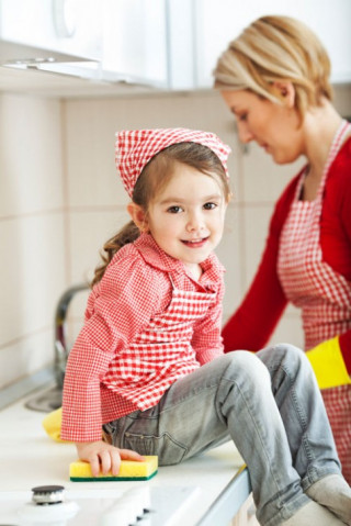 Mẹ khéo dạy bé hào hứng giúp cha mẹ làm việc nhà