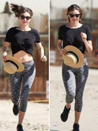 Miranda Kerr ‘thả rông’ vòng một khi chạy thể dục