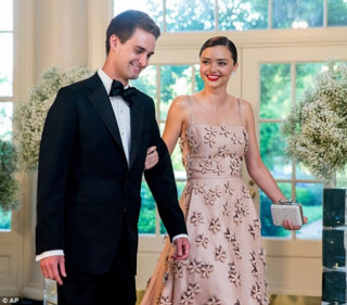 Miranda Kerr váy hồng thướt tha cùng bạn trai dự tiệc