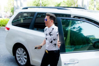 Mr Đàm gây choáng với nhẫn kim cương hơn tỷ đồng