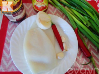 Mực cuộn hành lá sốt chua ngọt đơn giản ngon cơm