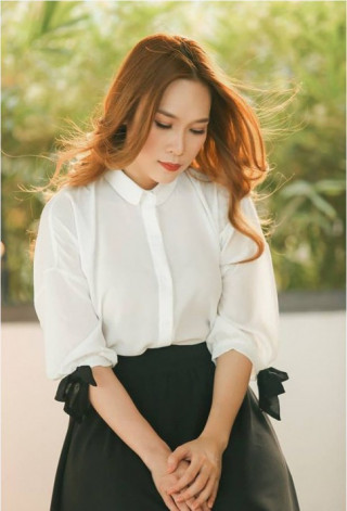 Mỹ Tâm “ăn gian tuổi” với áo sơ mi giá bình dân