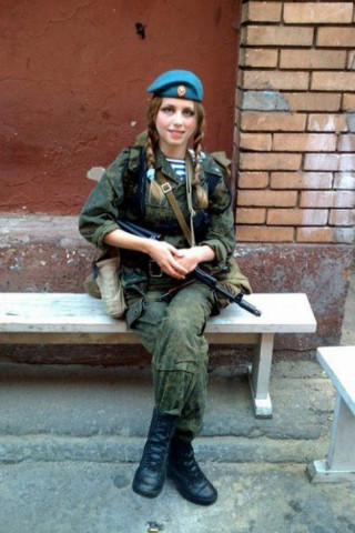 Ngỡ ngàng trước vẻ đẹp mê hoặc của nữ lính dù Nga
