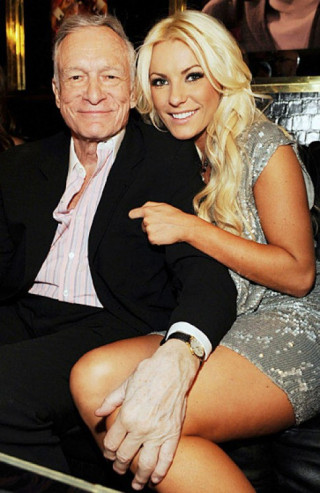 Nhà 100 tỷ tặng vợ trẻ của ông chủ Playboy