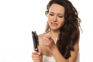 Những ảnh hưởng tiêu cực “bủa vây” phụ nữ rụng tóc.