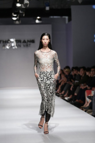 Những bộ đồ ren và lụa khó lòng làm ngơ của Đặng Hải Yến
