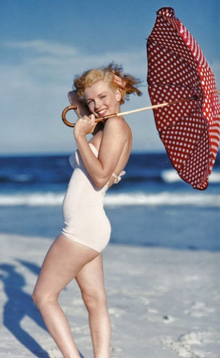 Những bức ảnh áo tắm kinh điển của “biểu tượng sex” Marilyn Monroe