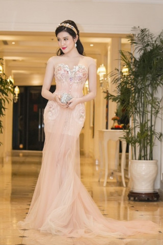 Những chiếc đầm đuôi cá đẹp “nín thở” của Huyền My