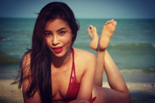 Những tấm hình bikini đốn tim mày râu của Phạm Hương