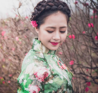 Nữ doanh nhân xinh đẹp lúng liếng với áo dài Xuân