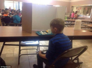 Phẫn nộ ảnh bé lớp 1 bị bắt ăn trưa một mình sau tấm bìa