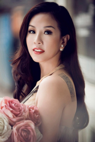 ‘Phát sốt’ với cách chăm sóc da tuổi 40 của hoa hậu Thu Hoài.