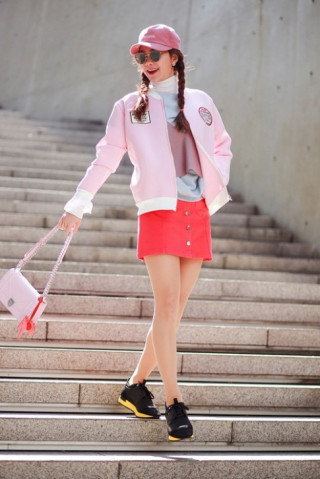 Street style đầy màu sắc của Minh Hằng tại Hàn Quốc