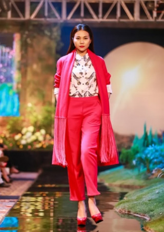 Thanh hằng đọ dáng đàn em trên sàn catwalk