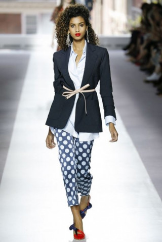 Thích thú với mốt ống tay dài quá cỡ của Topshop