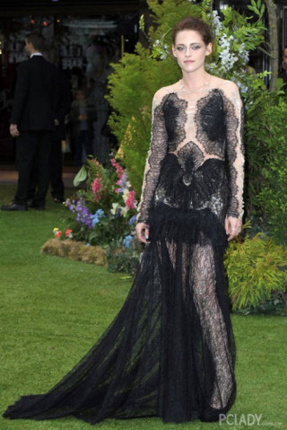 Thói quen đi giày cao gót khác người của Kristen Stewart