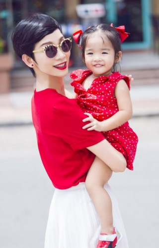 Thời trang đôi hút mắt của cặp mẹ con nổi nhất nhì Vbiz