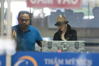 Thu Phương bất ngờ khi được fan nhí đón tại sân bay