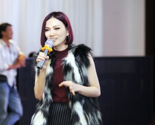 Thu Thủy bật khóc nức nở ngày quay lại showbiz