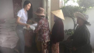 Thủy Tiên bất ngờ bị người dân xúc phạm khi đi từ thiện