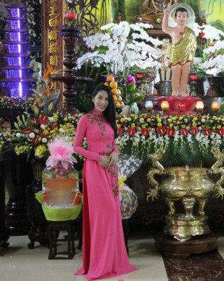 Thủy Tiên diện áo dài lên chùa cùng mẹ và ông xã