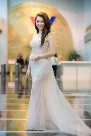 Thụy Vân mong manh như tiên nữ với đầm xuyên thấu