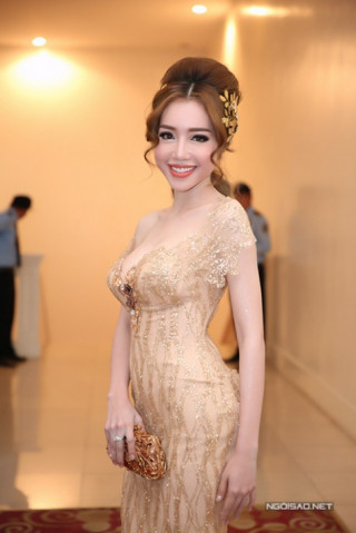 Tóc Tiên, Elly Trần khoe vòng 1 sexy nghẹt thở