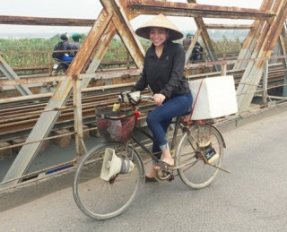 Trà Ngọc Hằng bật khóc khi nhớ về tuổi thơ nghèo khó