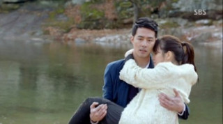 Tủ đồ hiệu trăm triệu đồng của Song Hye Kyo