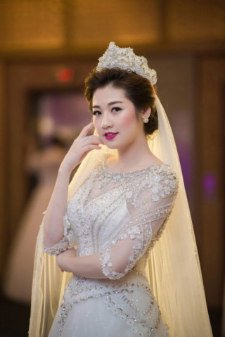 Tuần qua: Á hậu Tú Anh rạng rỡ làm cô dâu
